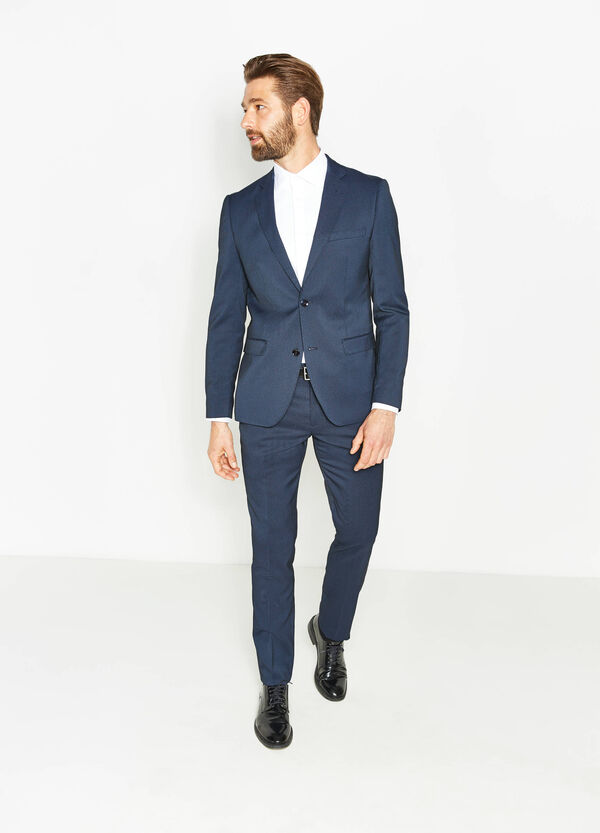 Collezione caldo inverno › Caratterizzati da un taglio moderno e lineare, gli abiti da uomo OVS sono realizzati utilizzando materiali premium in grado di assicurare una vestibilità e uno stile unici.